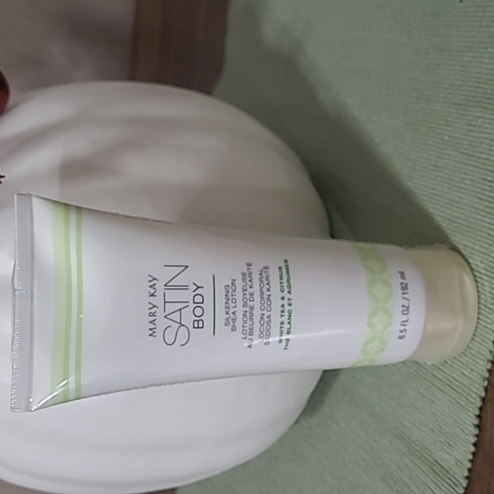 Mary Kay Silkening Shea Lotion NWOT